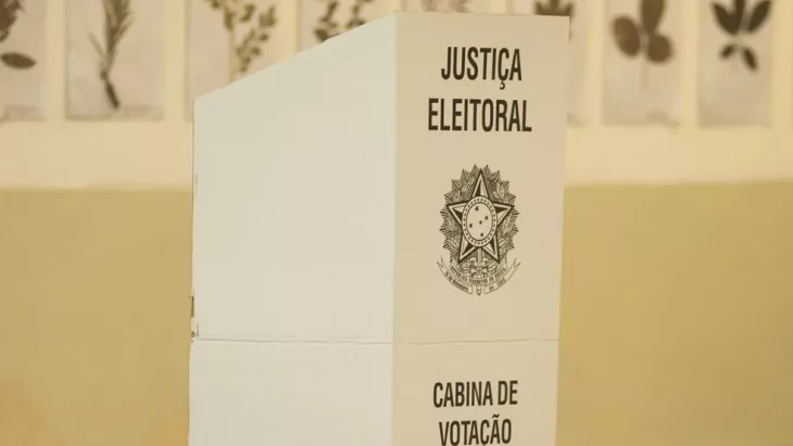 Duas mesárias foram presas em flagrante neste domingo (25), em Carneiros, no interior de Alagoas, sob suspeita de propaganda eleitoral em favor do PT durante o segundo turno das Eleições 2026. A ocorrência foi registrada após uma abordagem 