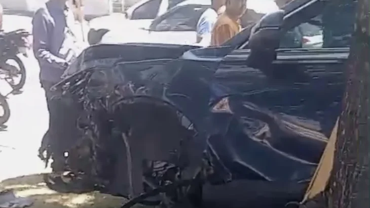 Um Honda CR-V azul capotou após uma colisão envolvendo dois carros na manhã desta segunda-feira (26), na Avenida Fernandes Lima, em Maceió. O veículo atingiu uma árvore no canteiro central, nas proximidades da Defensoria Pública Estadual. P