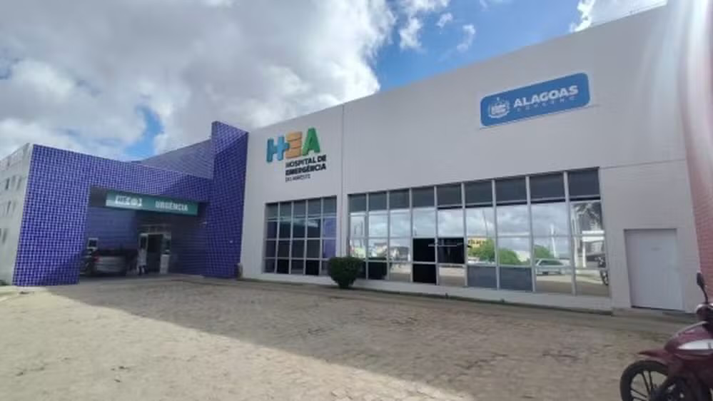 O paciente, de 22 anos, estava internado no Hospital de Emergência do Agreste após ser baleado. Segundo informações da unidade, ele conseguiu se soltar das algemas e deixou o local. A Polícia Civil investiga as circunstâncias da fuga.
