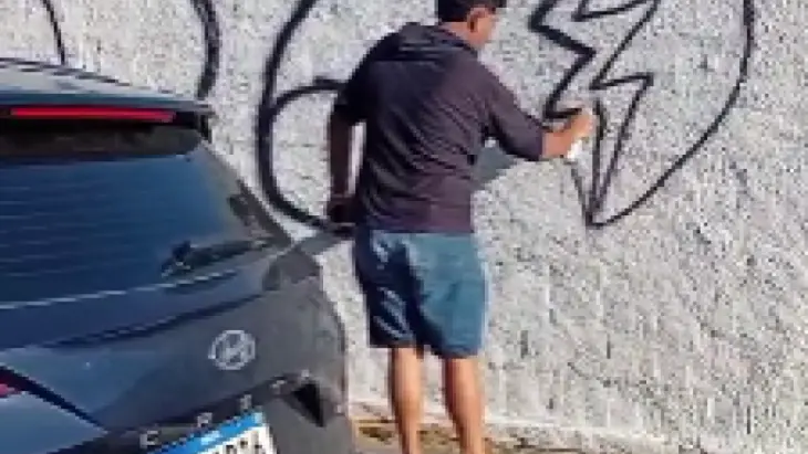 Homem foi flagrado pichando o muro recém-pintado do Cemitério São Luís, no bairro Santa Amélia, em Maceió. O caso aconteceu durante um sepultamento, às vésperas do Dia de Finados. 