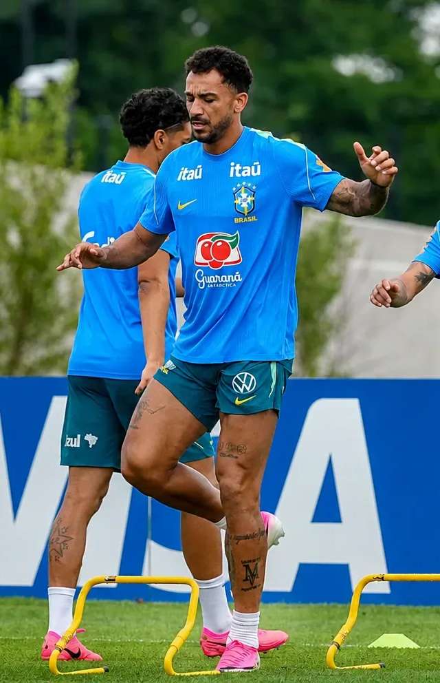 Fabinho, Danilo e Neymar durante treino de preparação da Seleção Brasileira para o duelo contra o Japão, pelos 16